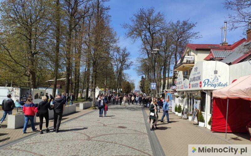 Deptak w Mielnie nad morzem w długi weekend mojowy