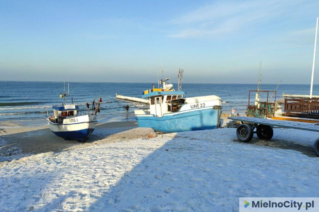 Kutry w przystani rybackiej w Unieściu zimą na plaży