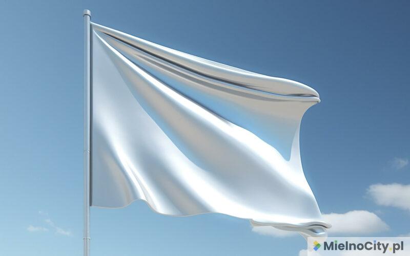 Biała flaga na plaży nad morzem